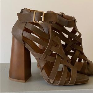 Brown sandals with chunky heel! Size 8 w